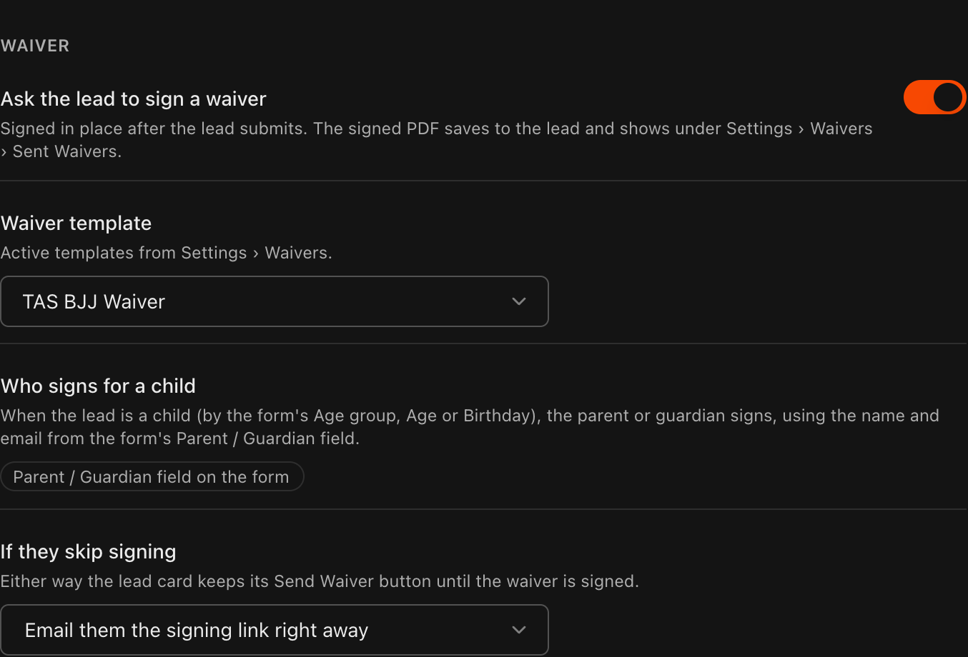 O bloco Waiver com Ask the lead to sign a waiver ligado, o Waiver template definido como TAS BJJ Waiver, o campo Parent / Guardian confirmado no formulário e a opção de pular definida para enviar o link de assinatura por e-mail