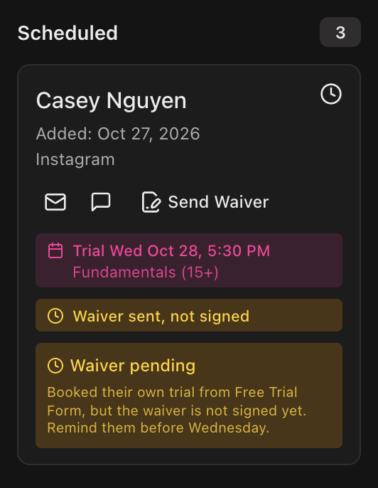 Um cartão de lead na coluna Scheduled mostrando Trial Wed Oct 28, 5:30 PM, Fundamentals (15+), Waiver sent, not signed e a sugestão Waiver pending