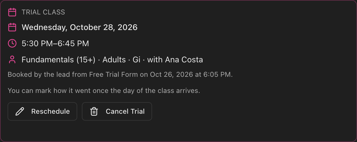O bloco Trial Class em Lead Details mostrando a data, a hora, Fundamentals (15+) with Ana Costa, a observação de que foi agendado pelo lead pelo Free Trial Form e os botões Reschedule e Cancel Trial