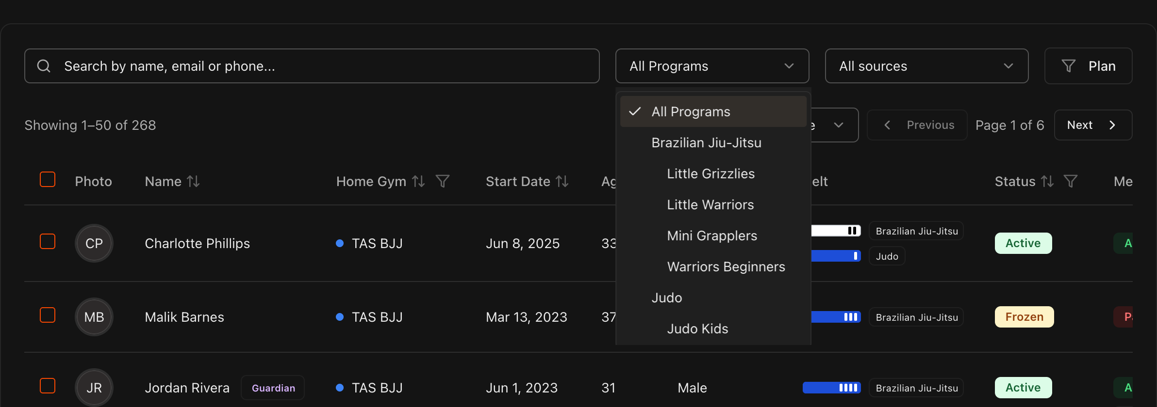 Página Students com o filtro de programa aberto, listando Brazilian Jiu-Jitsu e Judo com seus subprogramas recuados, e uma aluna com duas faixas empilhadas